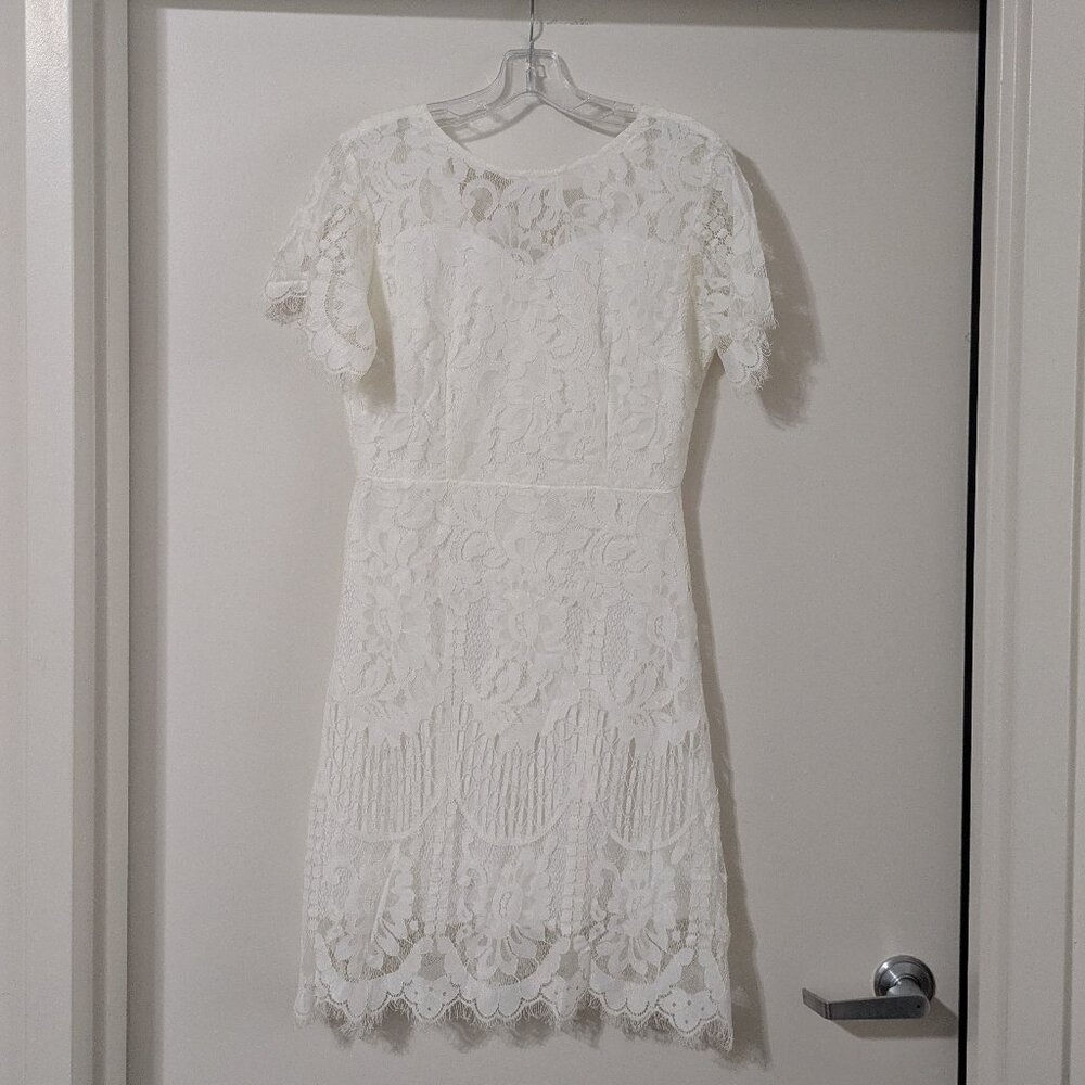 MSLG white lace v-back short-sleeve dress (Size Medium)